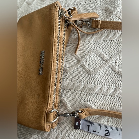 Kenneth Cole Reaction small crossbody Two Zippers plenty of Space! - Picture 3 of 14